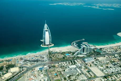 Vedere panoramică asupra plajei și clădirilor din Dubai.