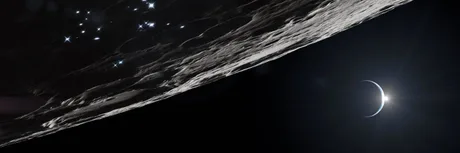 Luna iluminată de stele, cu un peisaj lunar dramatic și o rază de lumină.