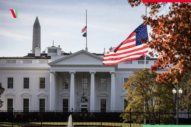 Casa Albă și steagul american în fundal, simboluri ale puterii și securității.
