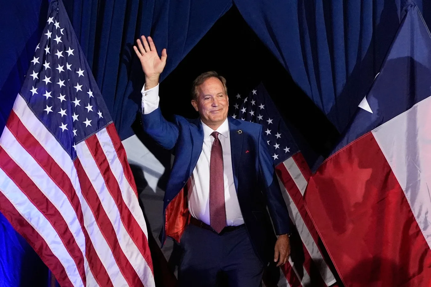 Ken Paxton salutând susținătorii după victoria în primarele din Texas.