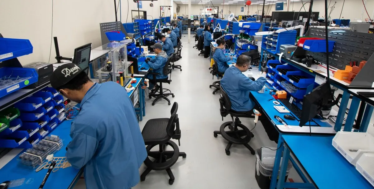 Angajați asamblând drone într-o fabrică din Hayward, California.