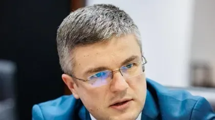 Ministrul Economiei discutând despre acuzații de conflict de interese.