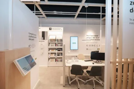 Spațiu creativ IKEA cu mobilier inovator și interacțiune directă.