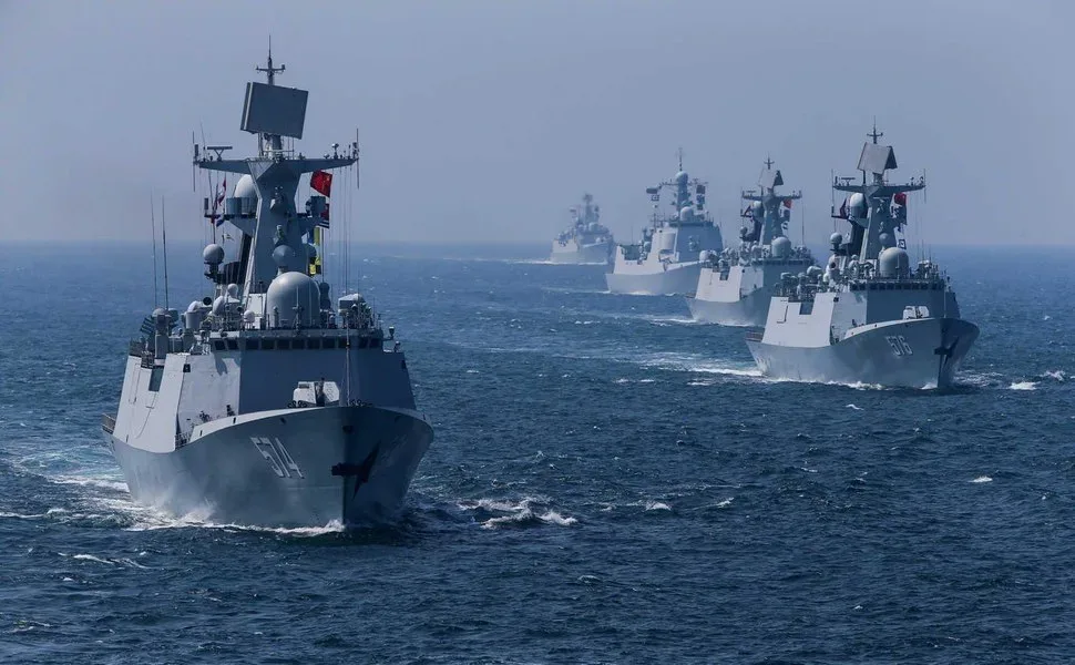 Nave chinezești desfășurate în Marea Chinei de Sud, ridicând tensiuni regionale.