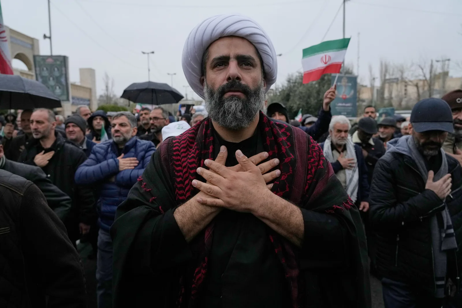 Protestatari iranieni exprimându-și susținerea în fața unei clădiri publice.