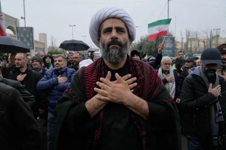 Protestatari iranieni exprimându-și susținerea în fața unei clădiri publice.