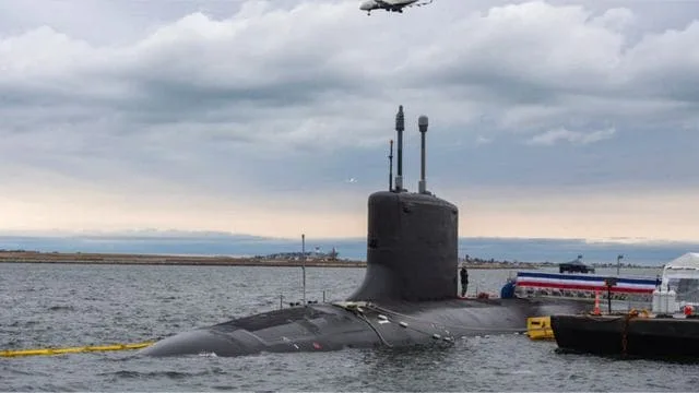 Submarinul USS Massachusetts navigând pe apă, pregătit pentru misiuni subacvatice.