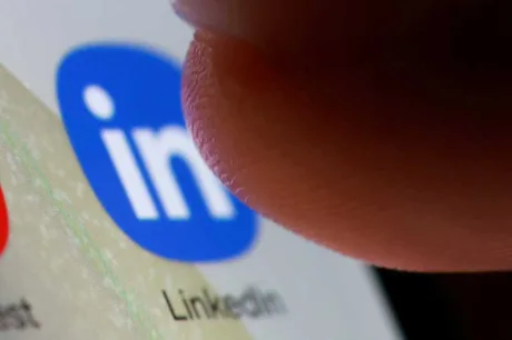 Logo-ul LinkedIn pe un ecran, evidențiind reorganizarea companiei.