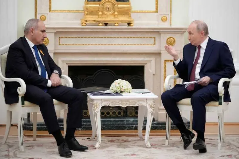 Vladimir Putin discutând cu un oficial armean despre referendum.