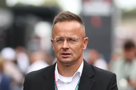 Ministrul ungar Peter Szijjarto discutând despre investițiile chineze în industria auto.
