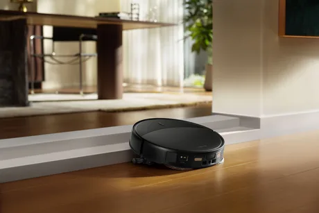 Robot aspirator Roborock Saros 20 navigând printre obstacole în locuință.