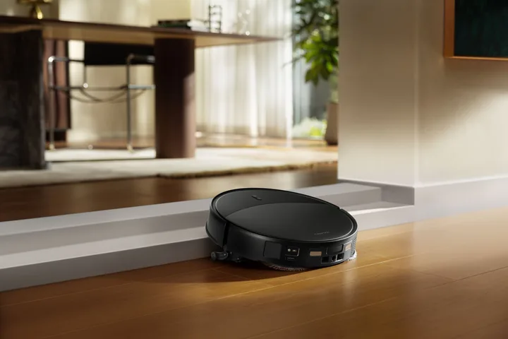 Robot aspirator Roborock Saros 20 navigând printre obstacole în locuință.
