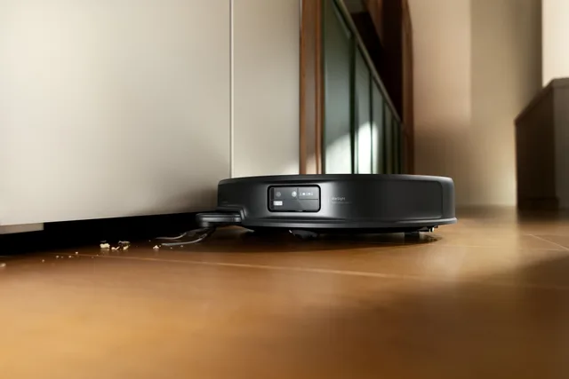 Robot aspirator Roborock Saros 20 sub un mobilier joasă.