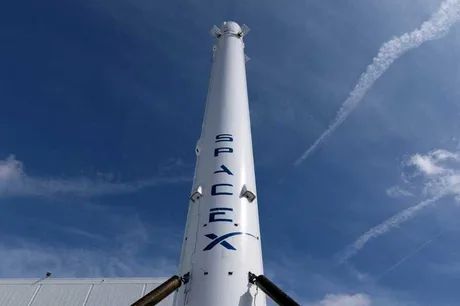 Rachetă Falcon 9 pregătită pentru lansare în California, cu cer senin.