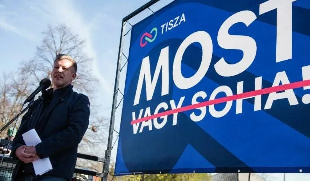 Peter Magyar susține un discurs în fața susținătorilor partidului Tisa.