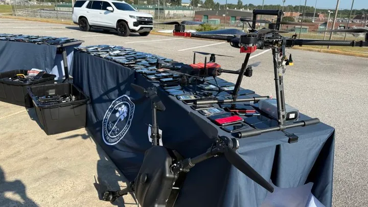 Drone folosite pentru livrări ilegale în închisori, expuse pe o masă.
