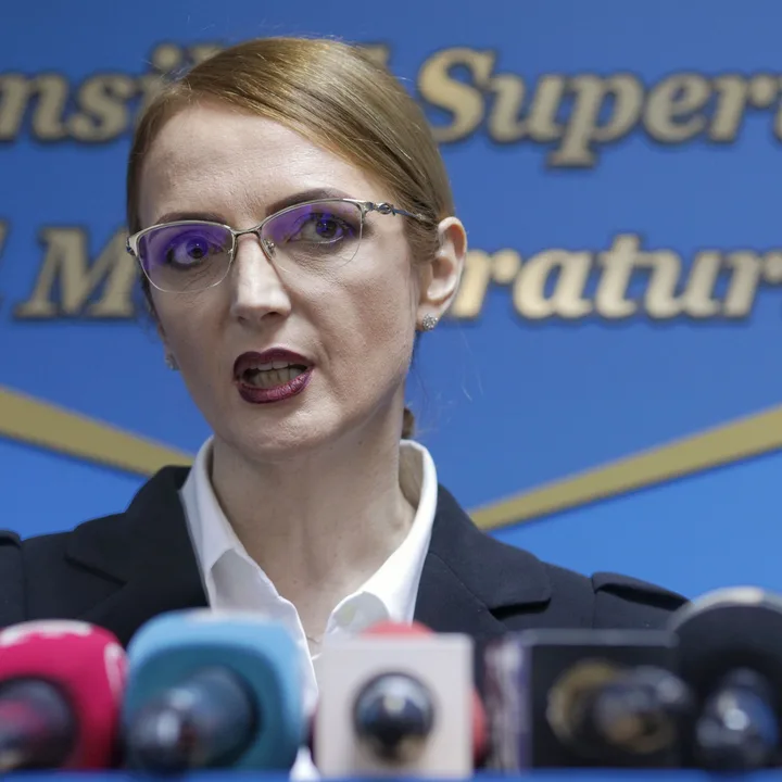 Lia Savonea discută despre reforma pensiilor magistraților la o conferință de presă.