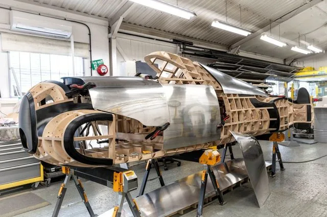 Recrearea prototipului Auto Union Lucca în atelier, evidențiind detalii tehnice complexe.