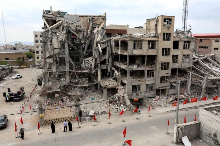 Clădiri distruse în urma atacurilor, evidențiind pagubele semnificative.