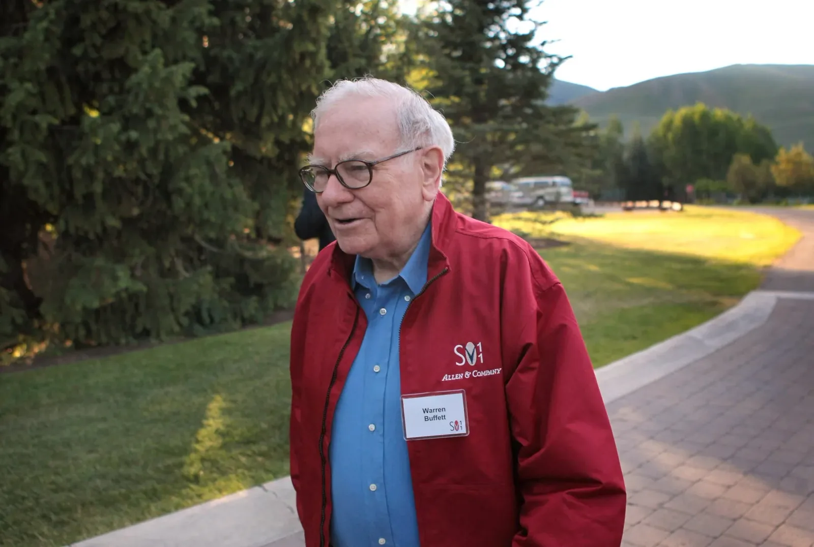 Warren Buffett discutând despre strategii de investiții în natură.