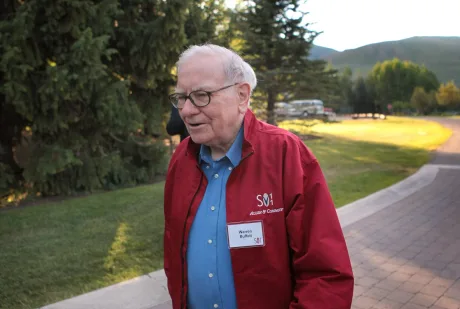 Warren Buffett discutând despre strategii de investiții în natură.