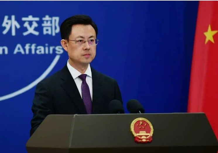 Reprezentant chinez la o conferință de presă despre sprijinul pentru Cuba.