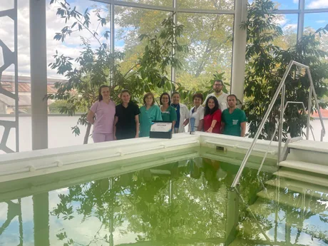 Grup de specialiști într-o unitate de tratament balnear, pregătiți pentru pacienți.