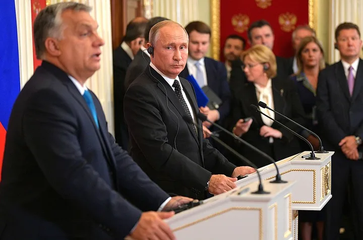 Viktor Orban și Vladimir Putin discutând despre relațiile dintre Ungaria și Rusia.