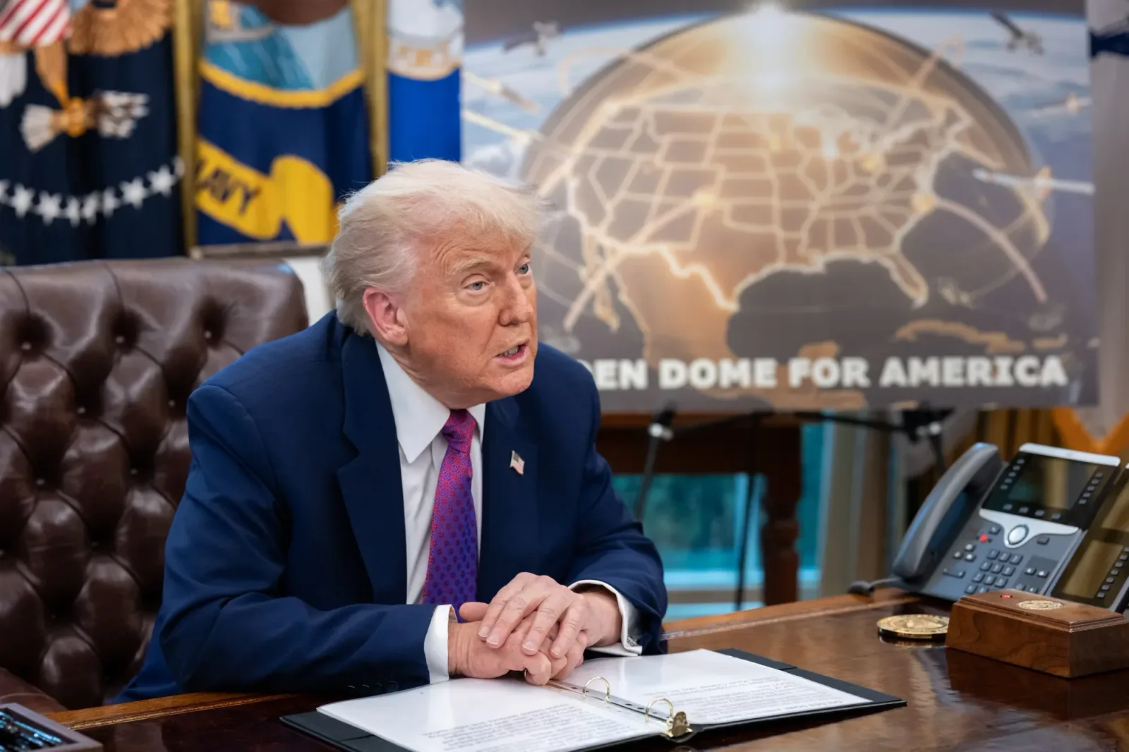 Donald Trump discutând despre inițiativa Consiliului pentru Pace în biroul său.