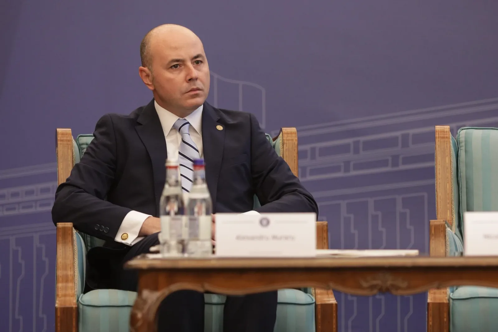 Alexandru Muraru discutând despre măsuri economice în cadrul unei conferințe.