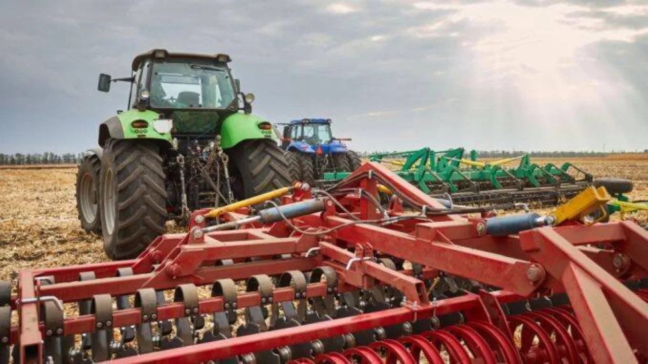 Tractoare în câmp, pregătite pentru lucrări agricole ecologice.