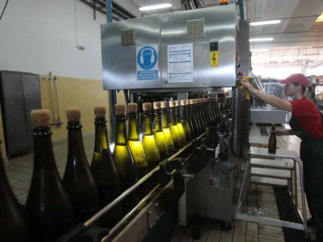 Linie de îmbuteliere pentru spumante în proces de producție.