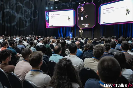 Sesiune interactivă la DevTalks 2026, cu mulți participanți entuziaști.