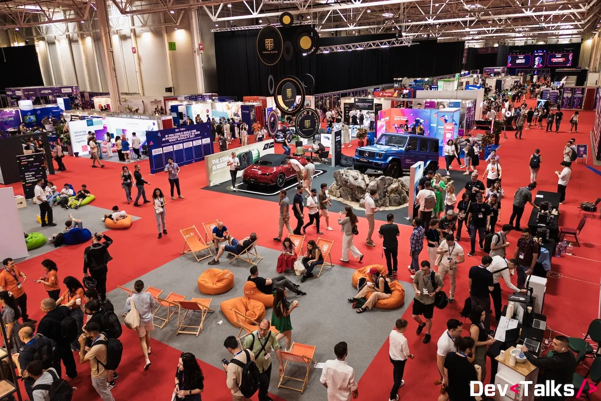 Vedere generală a evenimentului DevTalks 2026 la Romexpo, cu participanți și standuri tehnologice.