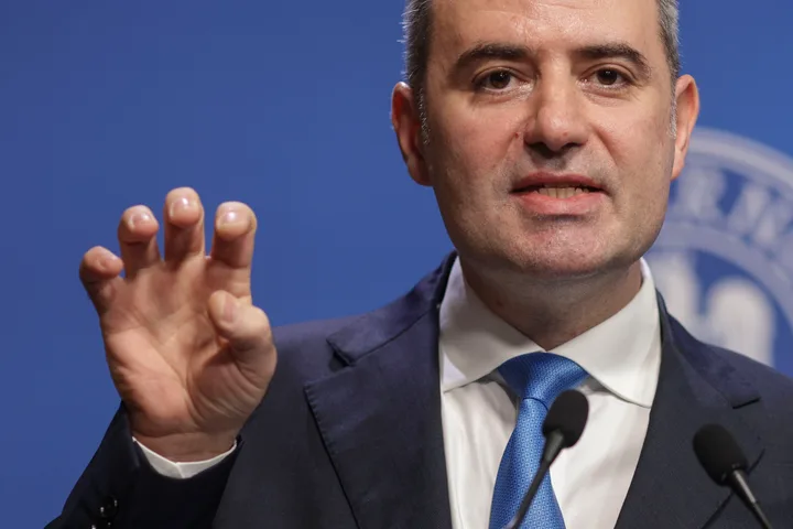 Un oficial discutând despre deficitul bugetar al României în 2025.