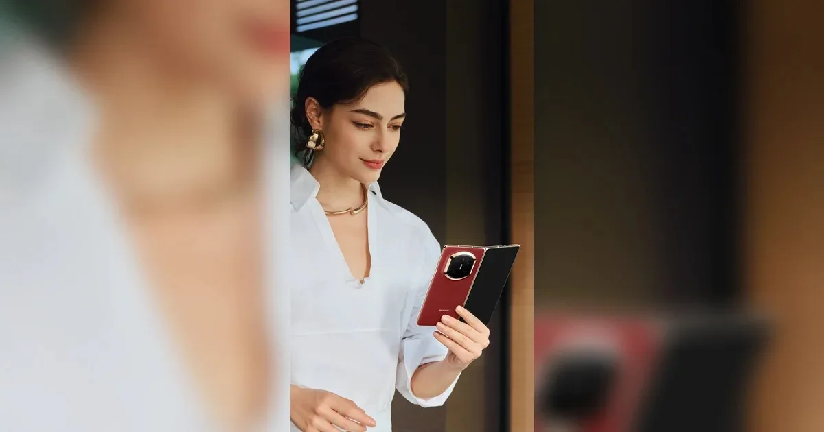 Un smartphone pliabil elegant, utilizat de o femeie într-un mediu modern.