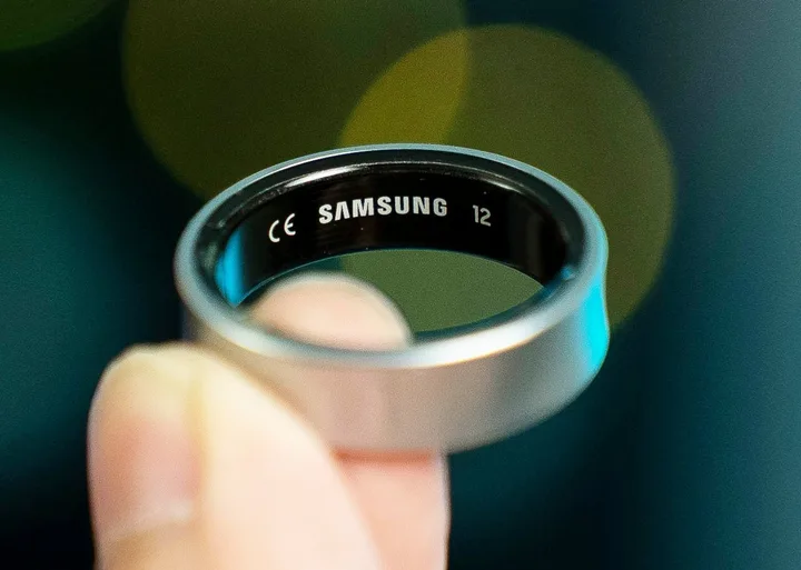 Inel inteligent Samsung cu design modern și senzori avansați.