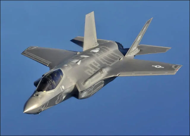 Avion F-35 în zbor, simbol al tehnologiei avansate militare.