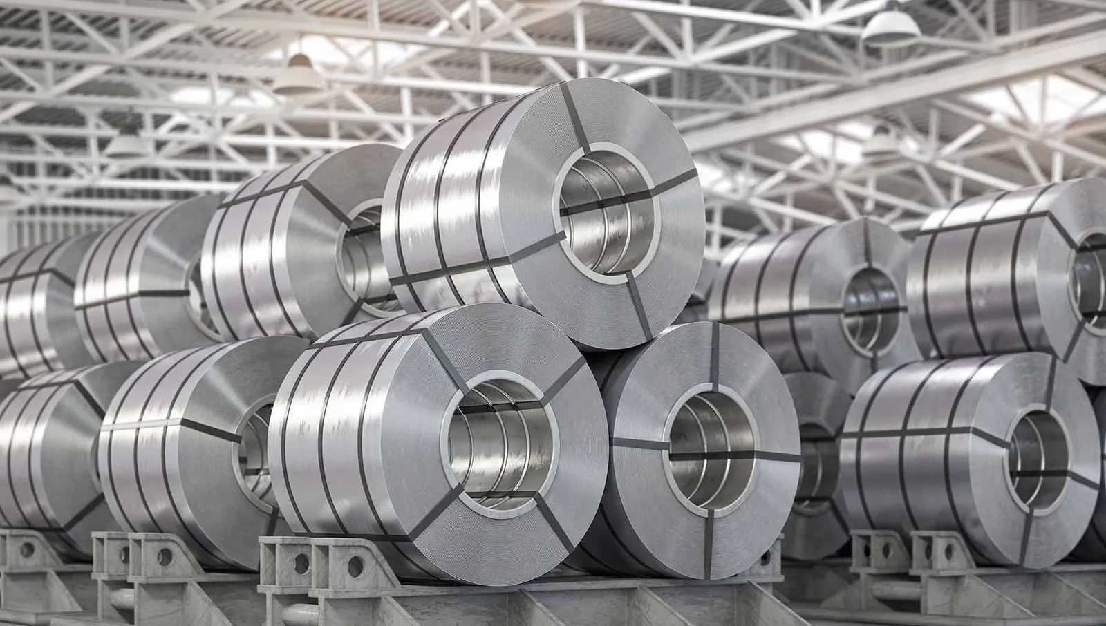 Stive de role de aluminiu într-o fabrică modernă, reflectând creșterea prețurilor.