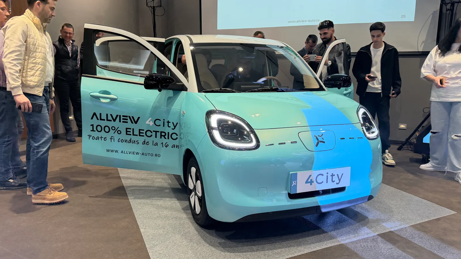Allview 4City, mașină electrică urbană, prezentată la Romexpo, cu design compact și autonomie de 300 km.