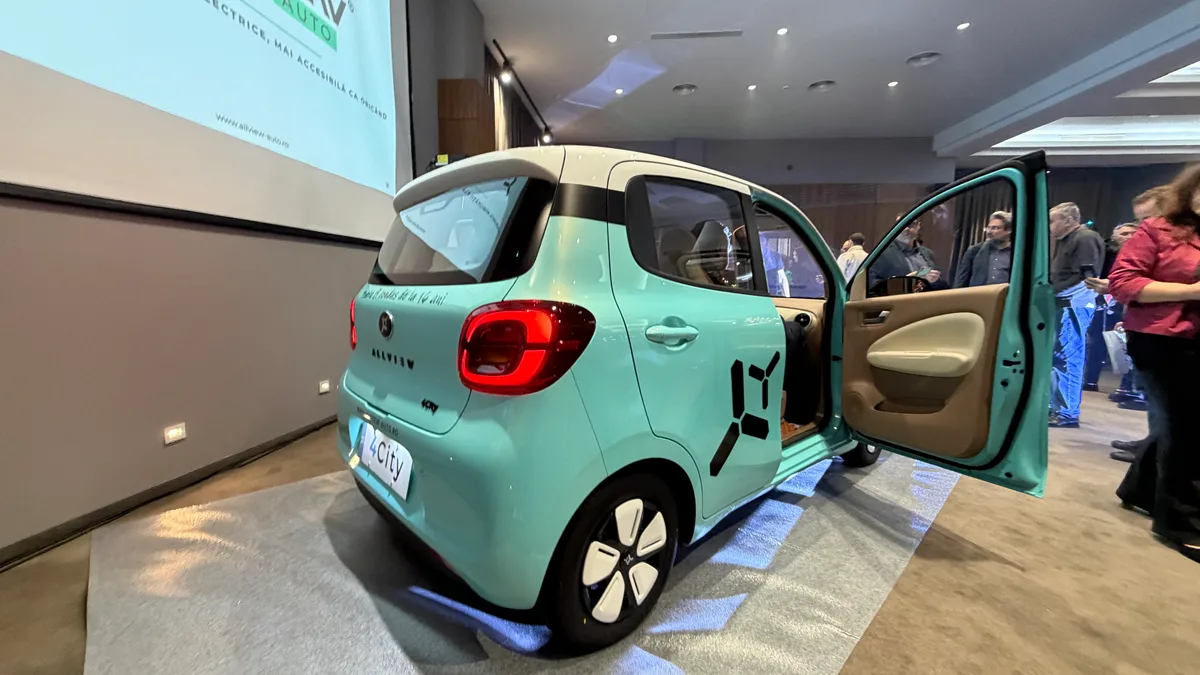 Mașina electrică Allview 4City expusă la Romexpo, cu ușa deschisă.