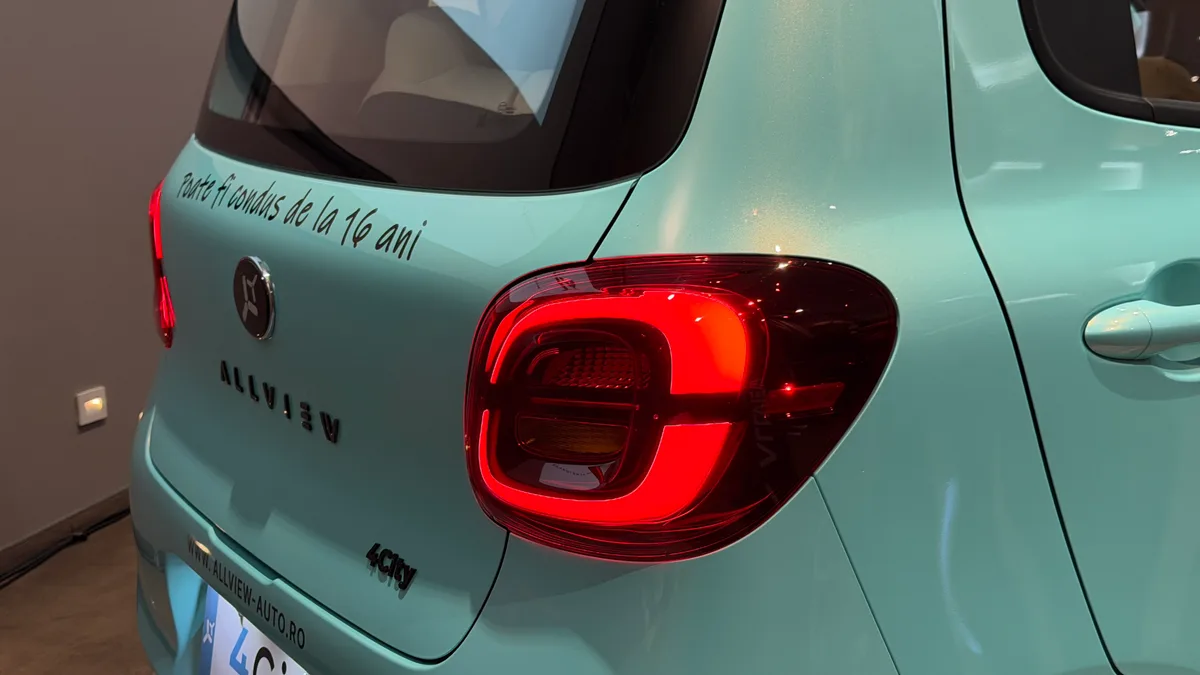 Stopul LED al mașinii Allview 4City în culori vibrante.