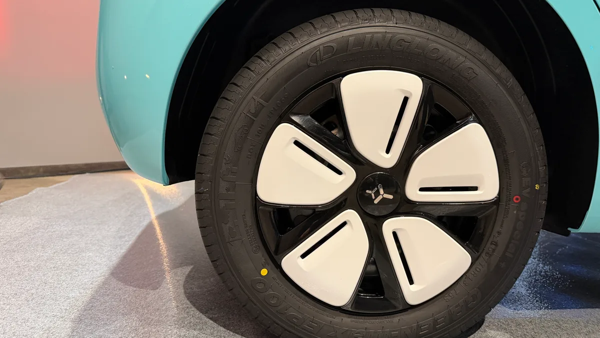 Roata mașinii Allview 4City cu un design modern.