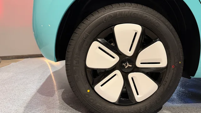 Roata mașinii Allview 4City cu un design modern.