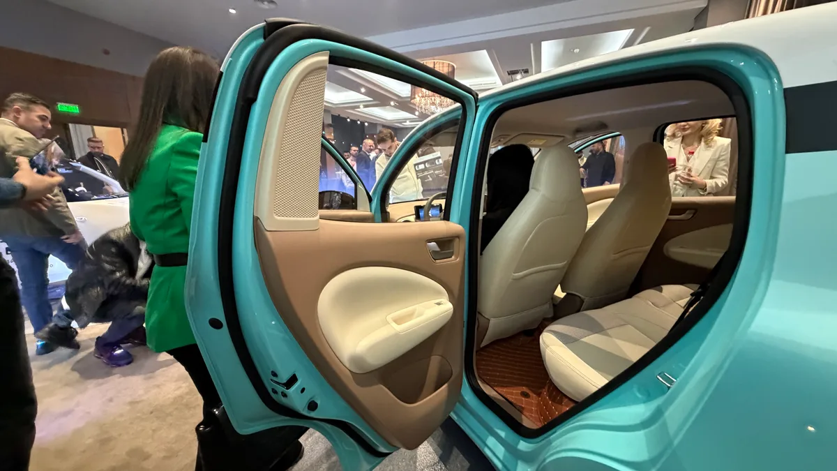 Interiorul mașinii Allview 4City cu ușa deschisă.