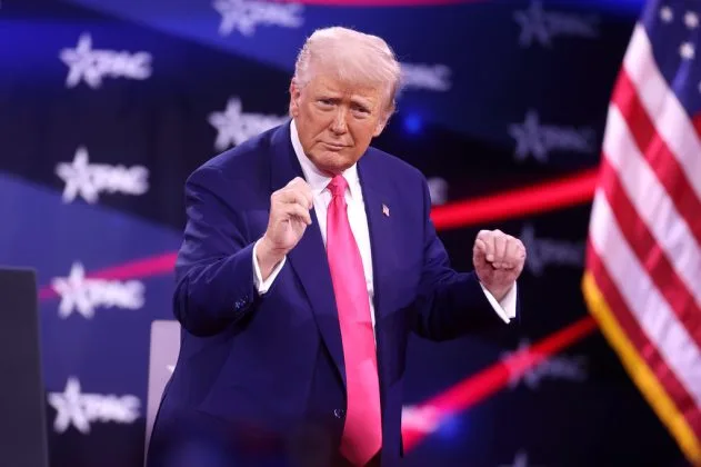 Donald Trump discutând despre reducerea taxei pe carburanți în SUA.