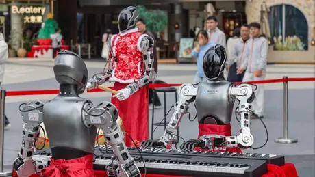 Roboți cu mâini dextere performând într-un mediu urban aglomerat.