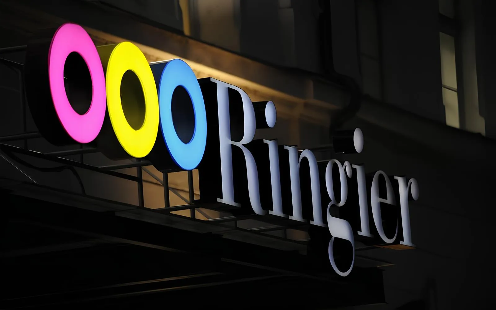 Logo-ul Ringier România iluminat, simbolizând inovația în publicitate digitală.