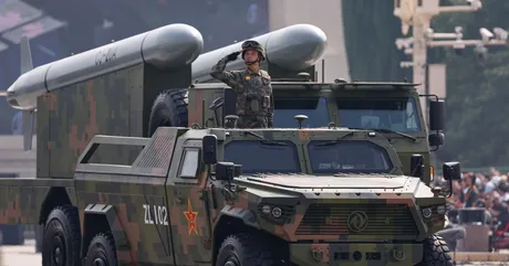 Un vehicul militar modern cu soldat în uniformă, pregătit pentru parade.