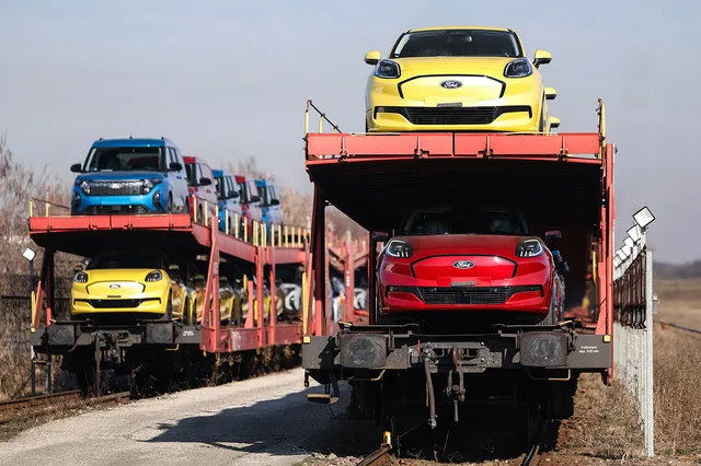 Autoturisme electrice transportate pe vagoane feroviare în Germania.